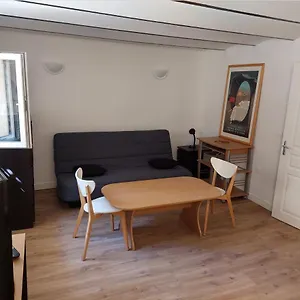 Studio Rez-de-jardin 30m² Avec Cuisine équipée En Centre-ville Et 9 Mn A Pied Des Plages Saint-Raphaël